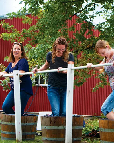 Las mujeres pisan la uva en Galena Cellars