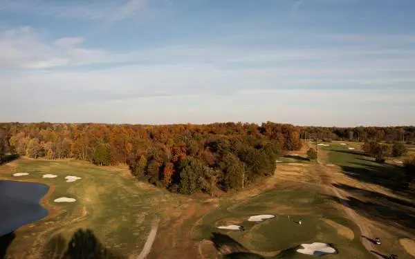 Vista aérea de un campo de golf durante el otoño