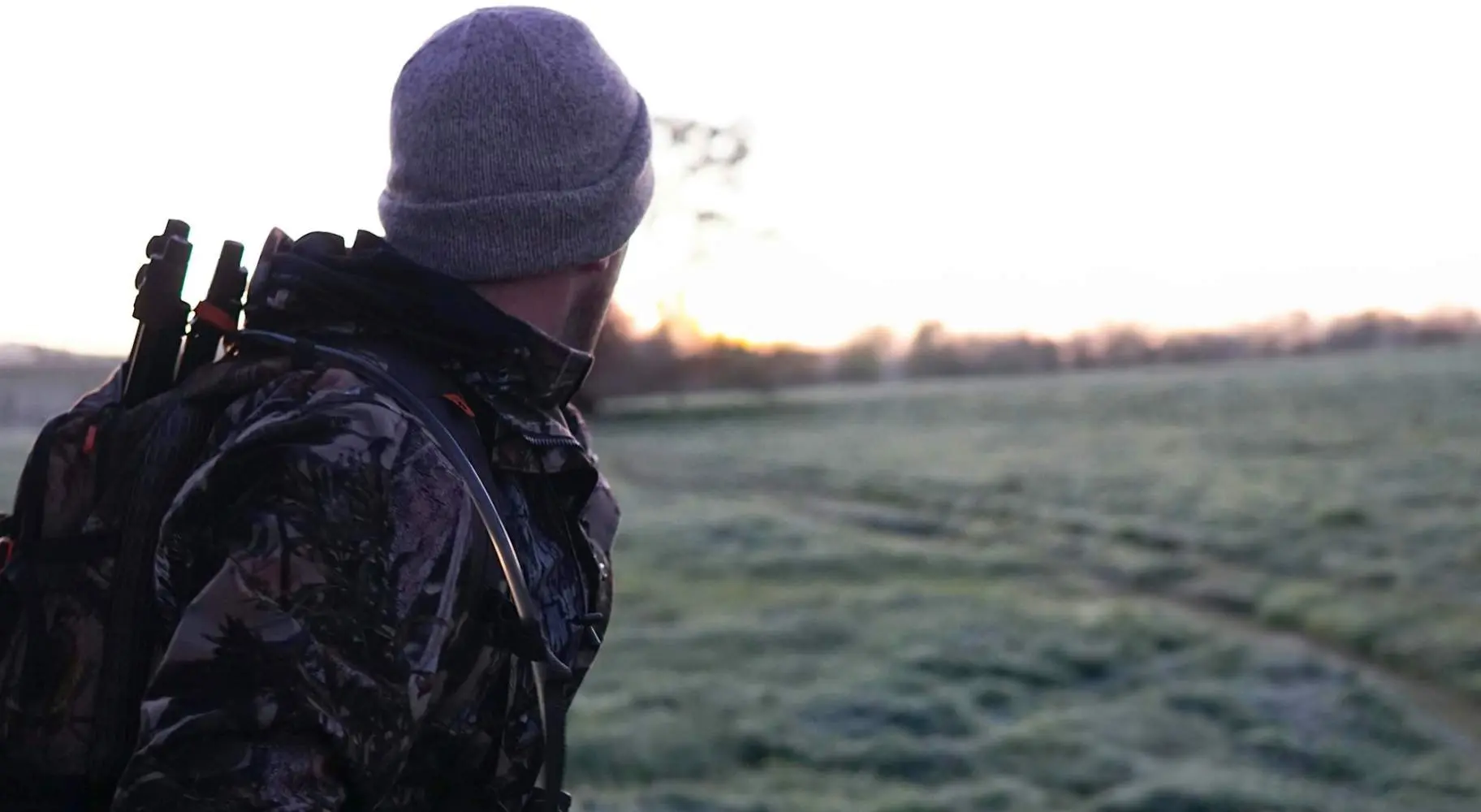 Un cazador mira al horizonte