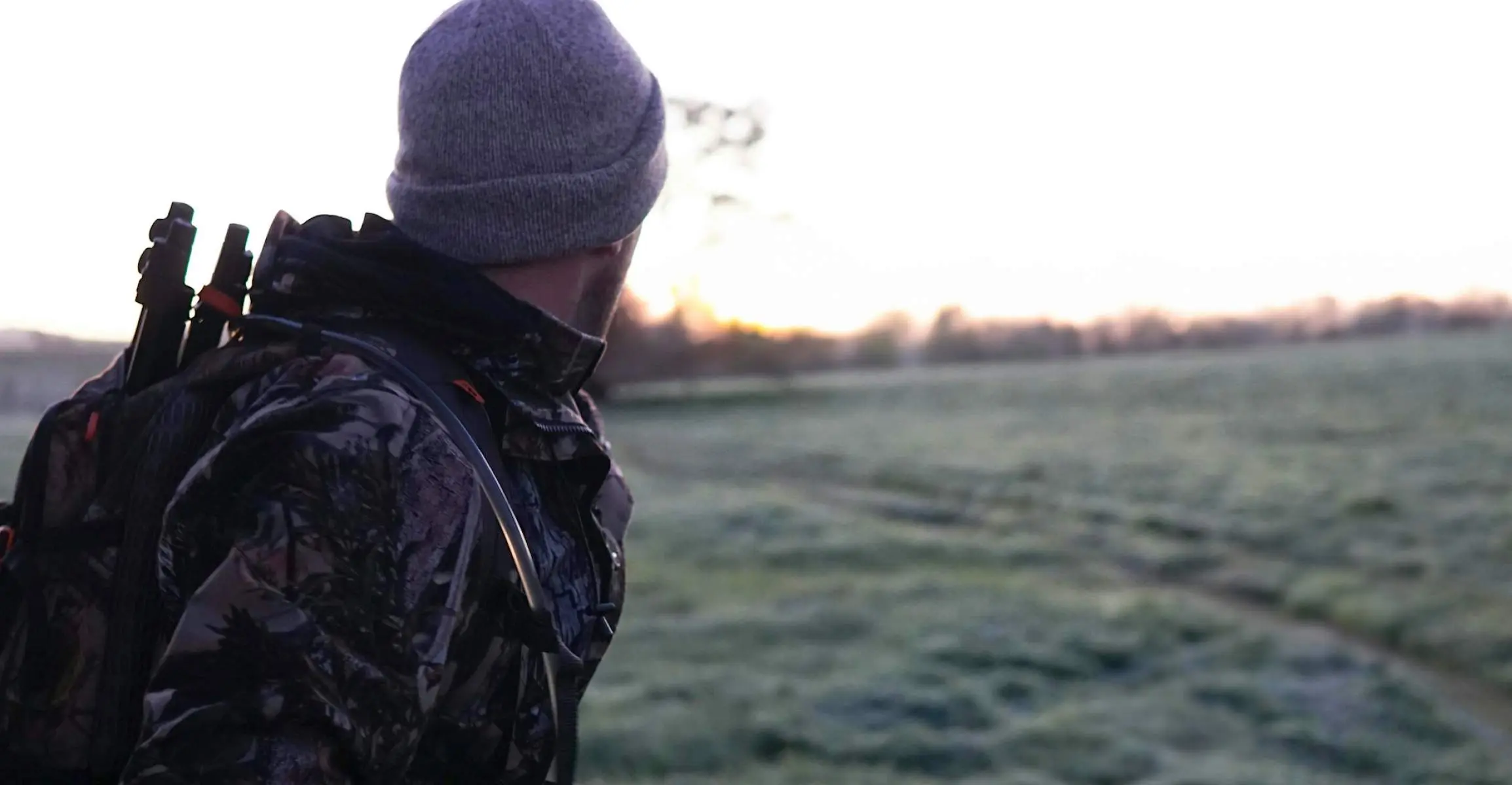 Un cazador mira al horizonte