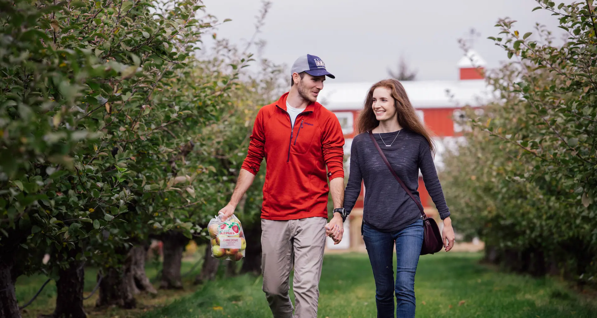Pareja paseando por Jonamac Orchard.