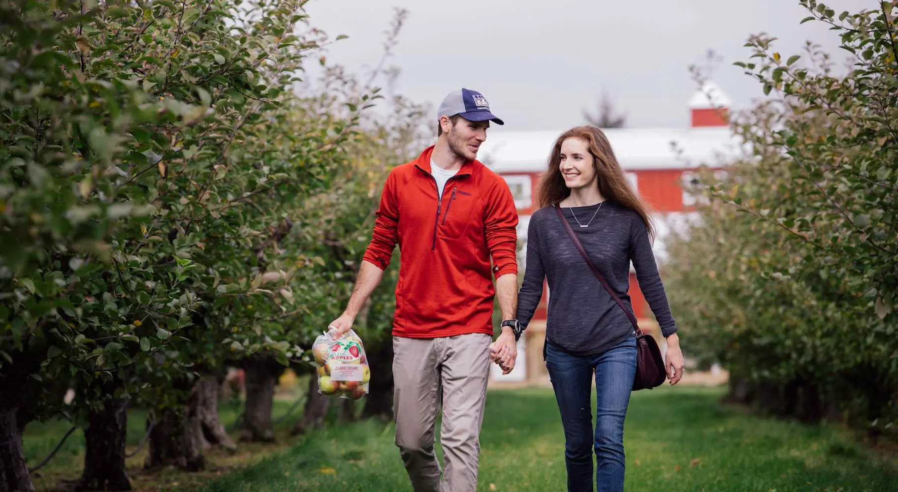 Pareja paseando por Jonamac Orchard.