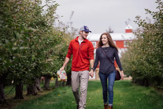 Pareja paseando por Jonamac Orchard.