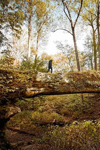 Una persona camina por el puente natural de Pomona, en el Bosque Nacional de Shawnee.