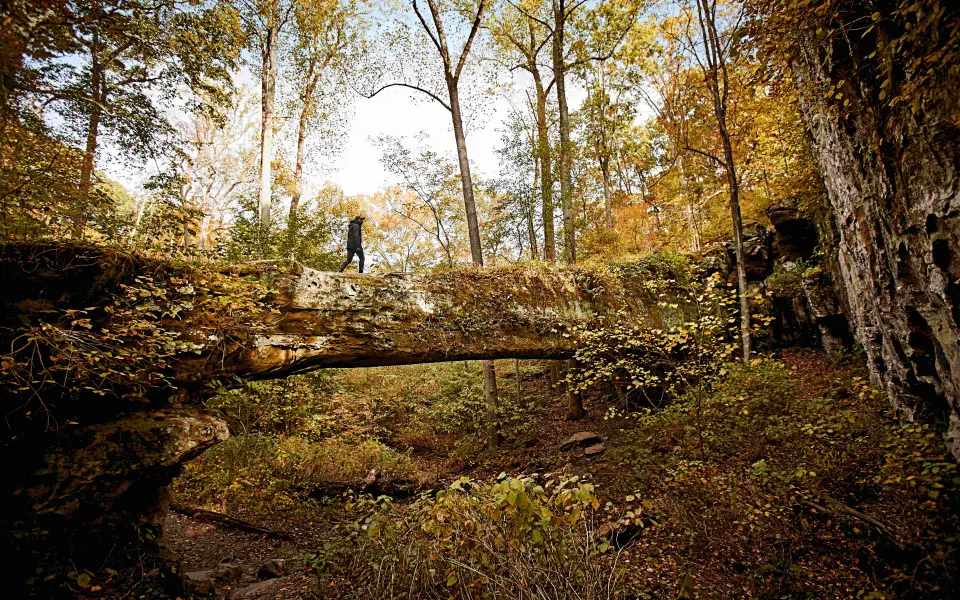Una persona camina por el puente natural de Pomona, en el Bosque Nacional de Shawnee.