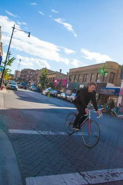 Hombre en bicicleta por la calle Clark.