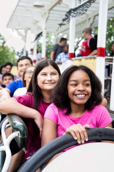 Niños en una atracción del parque de atracciones Six Flags.
