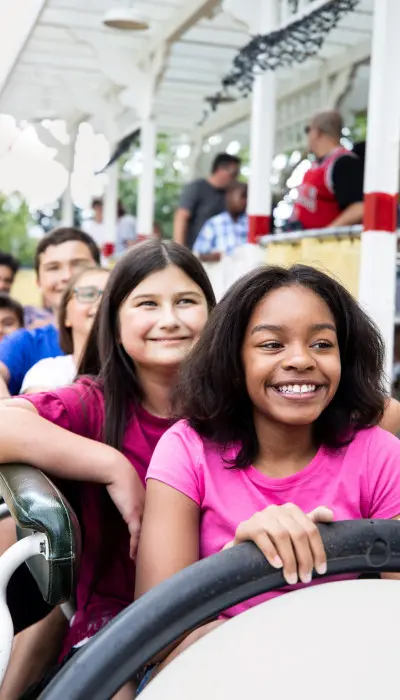 Niños en una atracción del parque de atracciones Six Flags.