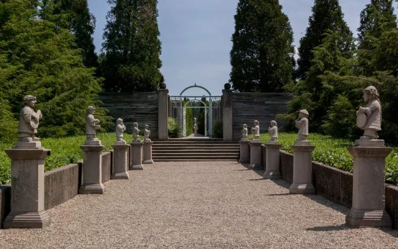Sendero de Allerton Park con estatuas pilar a cada lado.