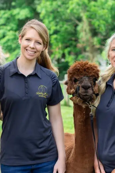 Dos mujeres con alpacas