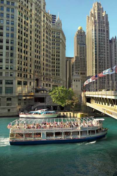 Un barco de arquitectura fluvial pasa bajo un puente en Chicago
