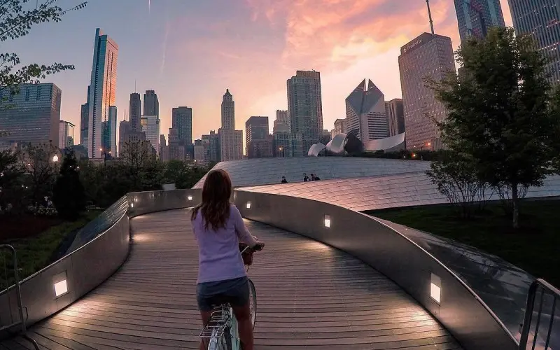 Dos personas andando en bicicleta por un puente