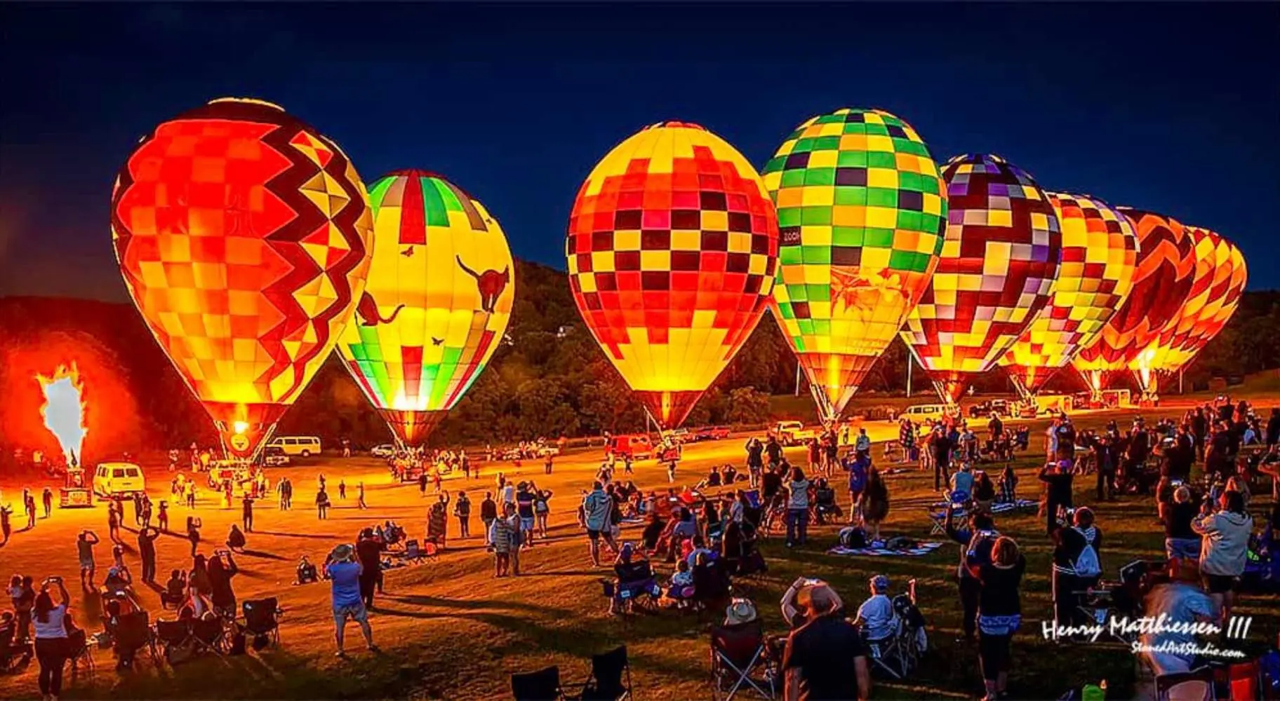Gente mirando globos aerostáticos