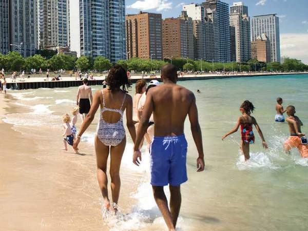 Gente caminando por la playa