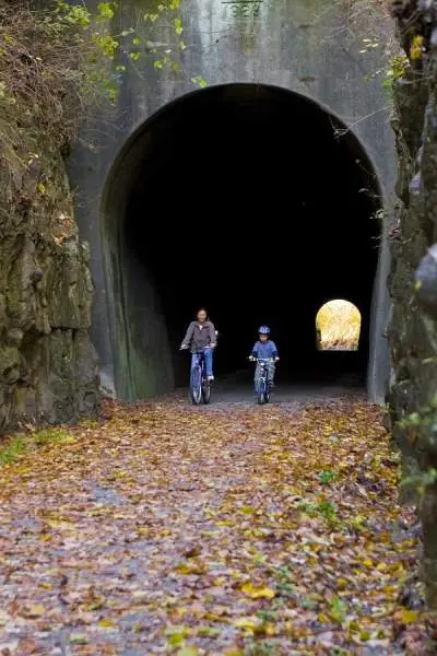 Madre e hijo en bicicleta por un túnel