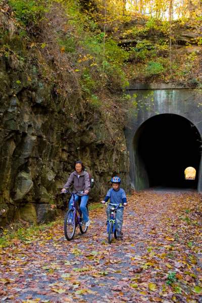 Dos personas en bicicleta por un túnel 