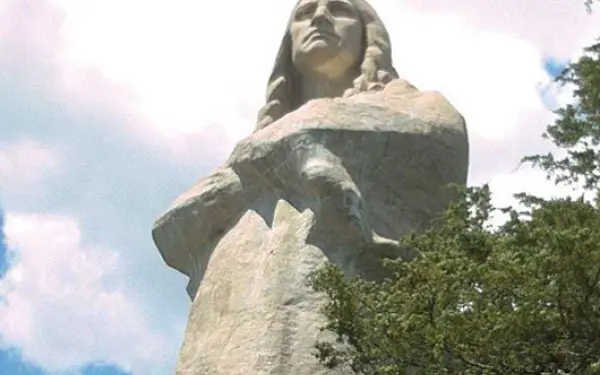 Vista de la estatua del Halcón Negro rodeada de árboles