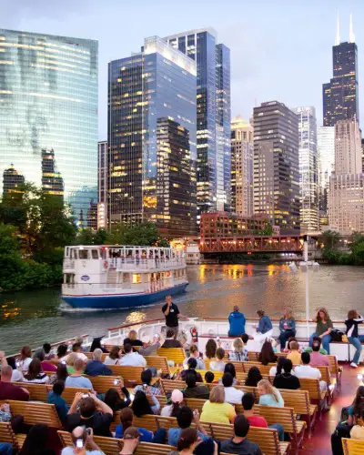 Gente en un barco turístico por el río Chicago