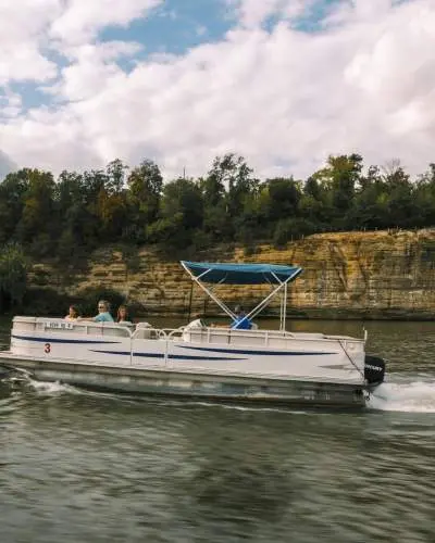 Un barco recorre el río Illinois