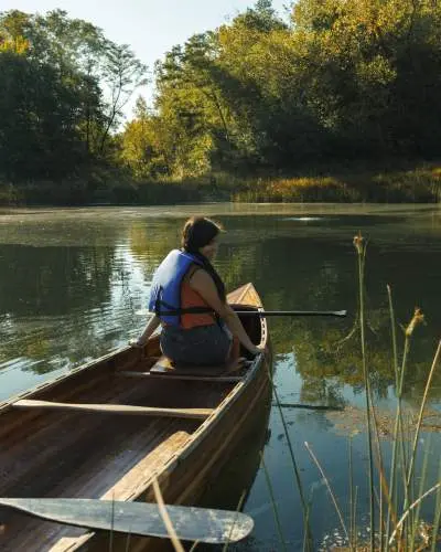 Una persona en una canoa en el Campamento Aramoni