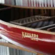 Una canoa roja con el logotipo de Navarro Canoe.