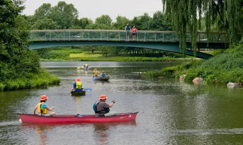 Gente navegando en canoa río abajo 