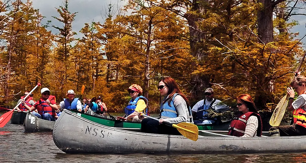 Personas navegando en canoa por un río