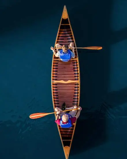 Dos personas en una canoa