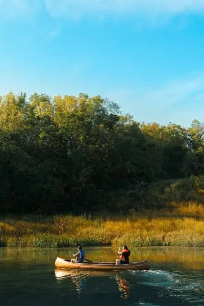 Dos personas en una canoa por un río