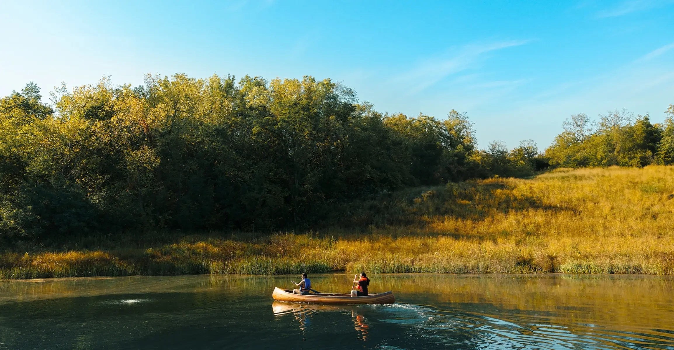 Dos personas en una canoa por un río