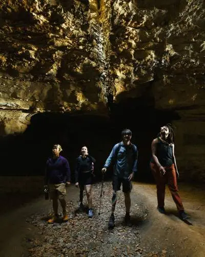 Un grupo dentro de una cueva