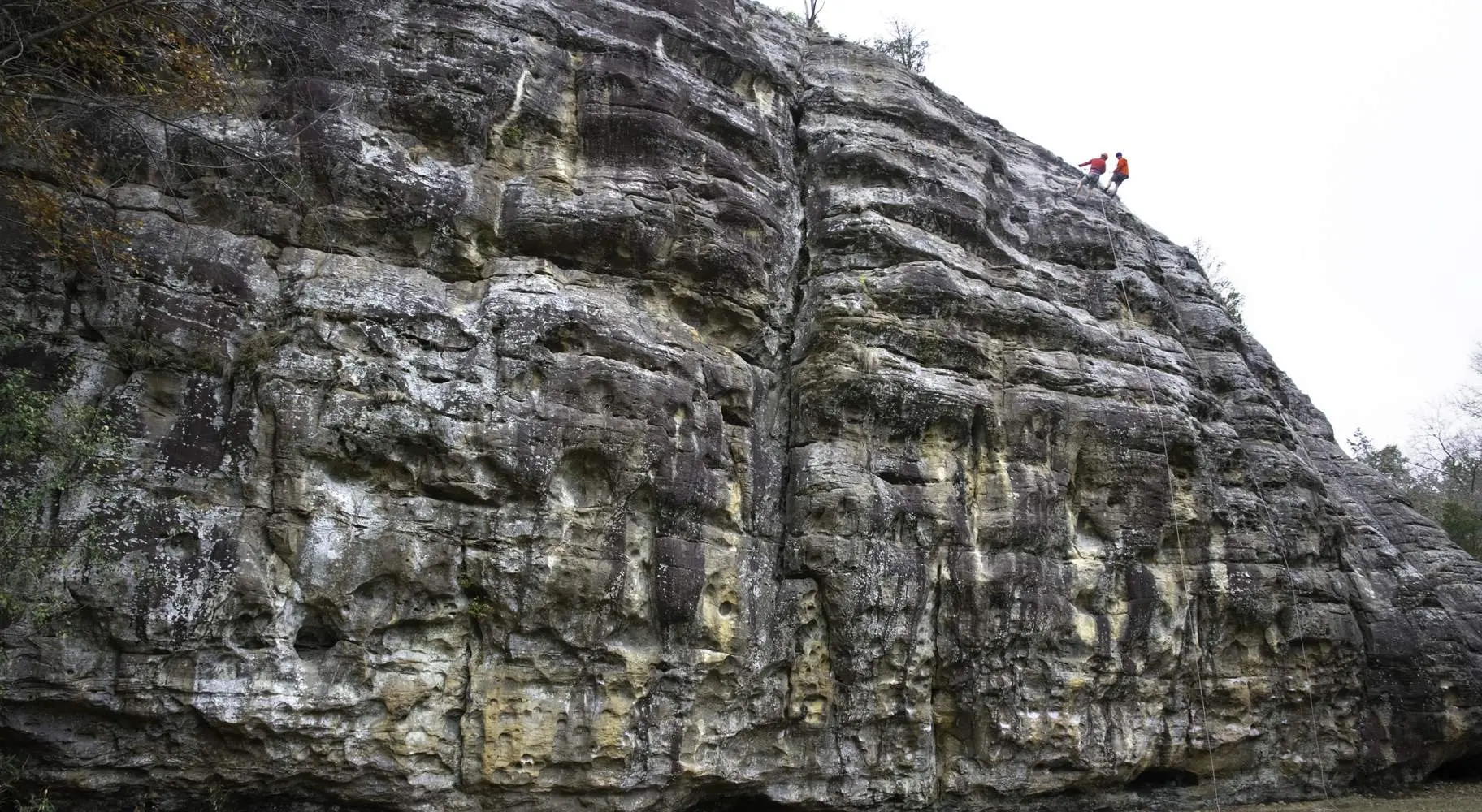 Gente escalando Giant City Bluff en Makanda