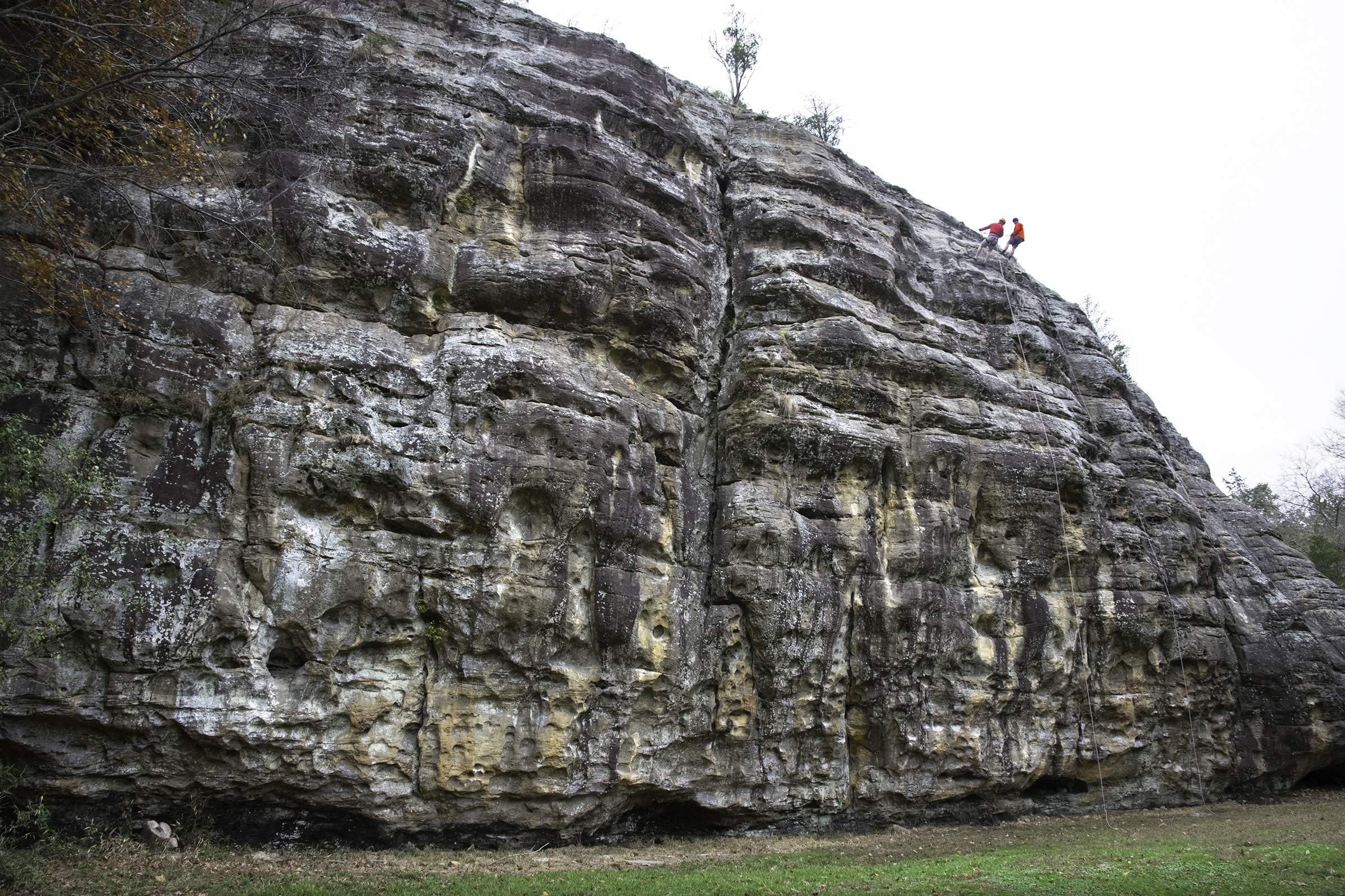 Gente escalando Giant City Bluff en Makanda