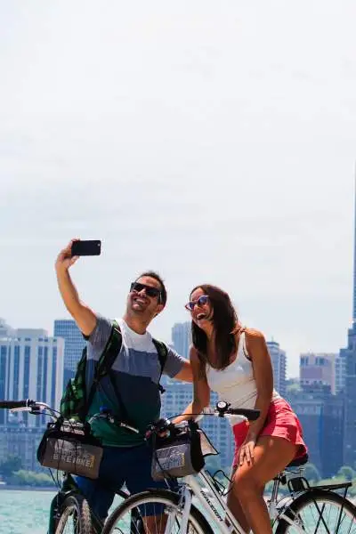 Una pareja monta en bicicleta y se hace una foto a orillas del lago de Chicago