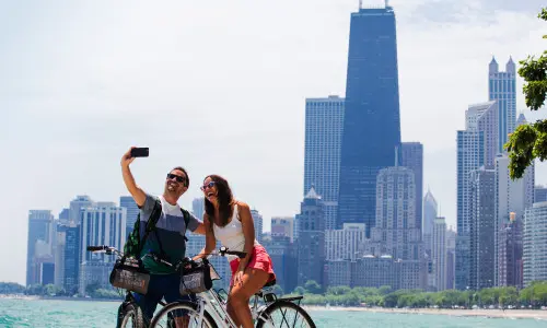 Una pareja pasea en bicicleta y se hace una foto a orillas del lago Chicago Chicago