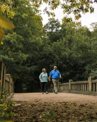 Un paseo en pareja por el Parque Estatal Matthiessen en Oglesby