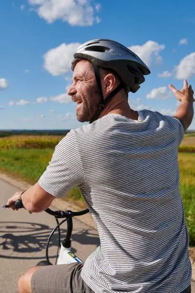 Una pareja en bicicleta por un camino rural