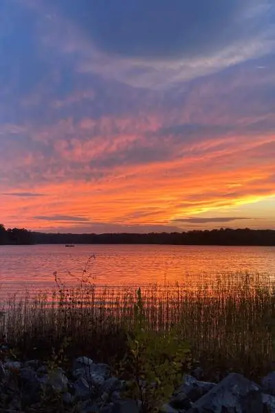 Puesta de sol sobre un lago