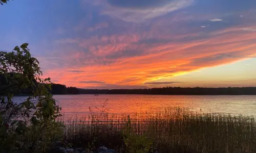 Puesta de sol sobre un lago