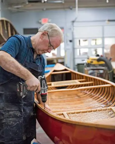 Hombre construyendo un barco