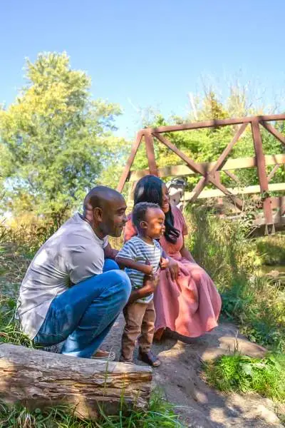 Familia observando un arroyo