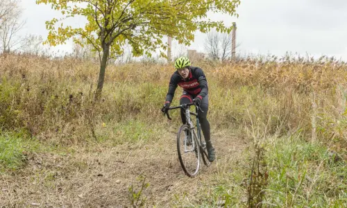 Un ciclista en bicicleta por la hierba