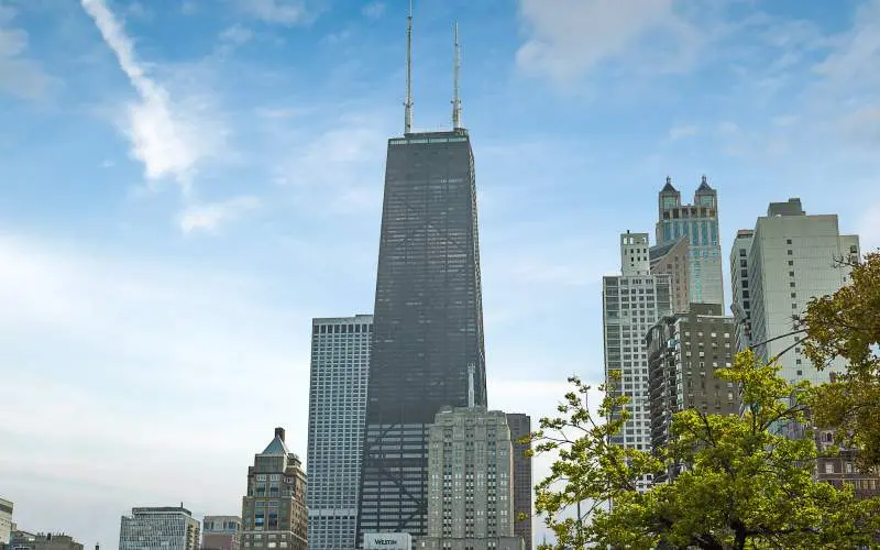 Ciclista de carretera en el carril bici frente al lago en Chicago con la ciudad de fondo