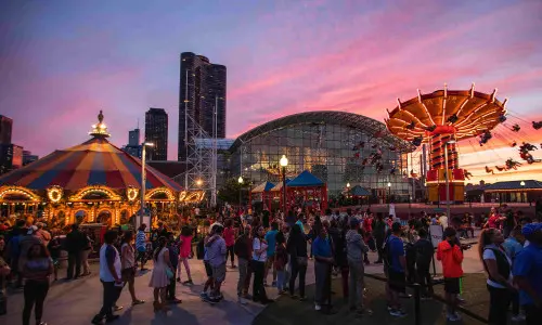 Una feria con gente y atracciones