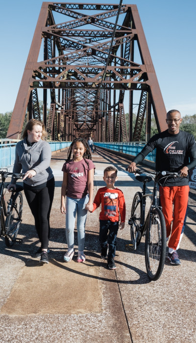 Familia con bicicletas en un puente