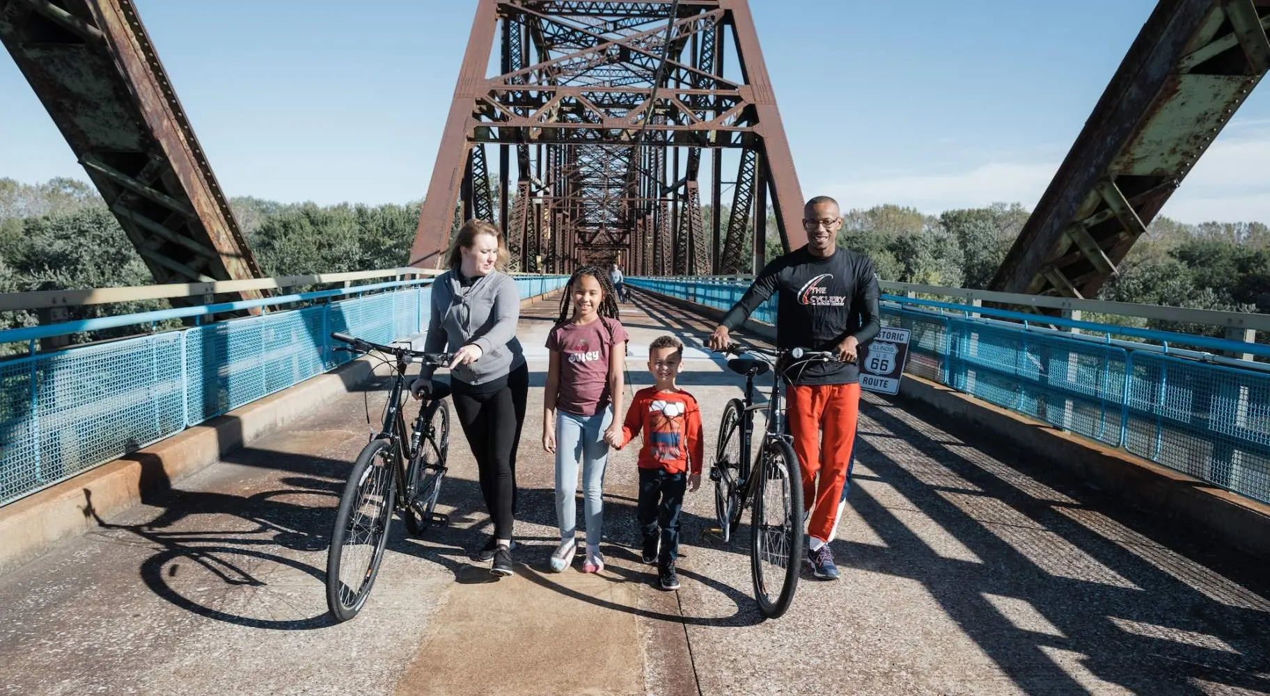 Familia con bicicletas en un puente