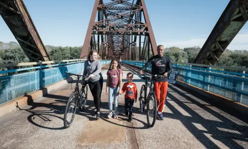 Familia con bicicletas en un puente