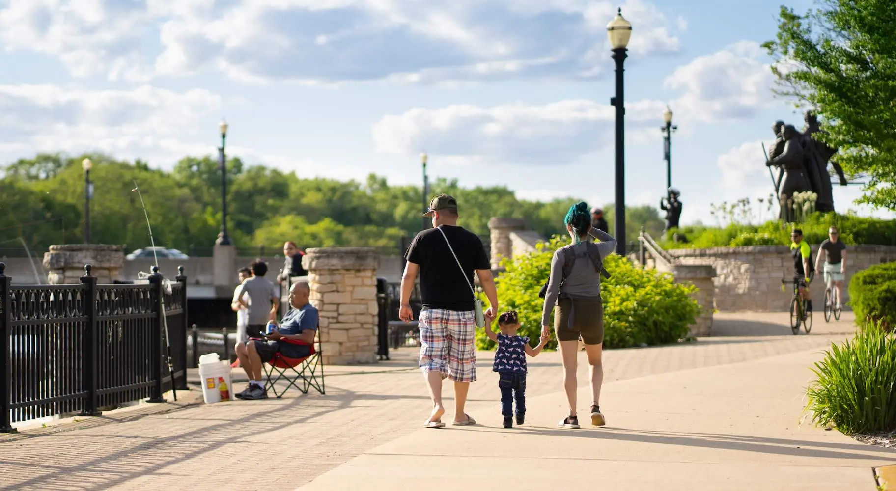 Familia paseando al aire libre en un día soleado.