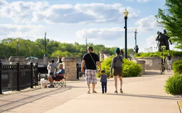Familia paseando al aire libre en un día soleado.