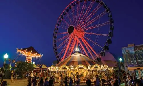 La Noria iluminada por la noche